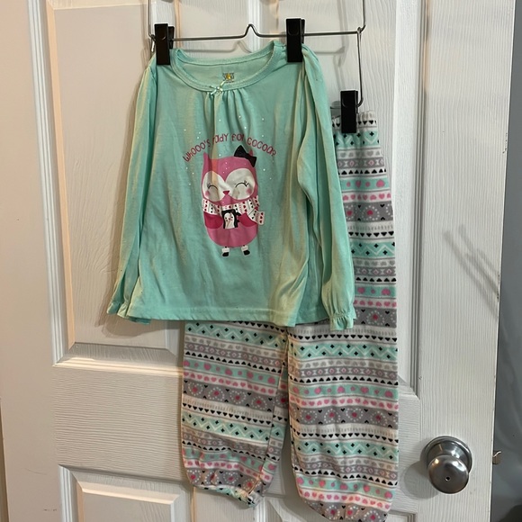 Girls pajama set by Carter’s, size 5T. Bundle and save, or make offers! - Picture 1 of 4